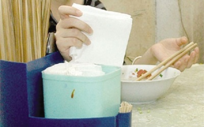 Sự thật 'khủng khiếp' sau những tờ giấy lau miệng