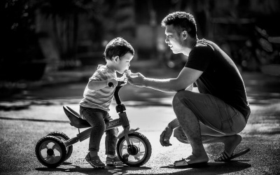 Những khoảnh khắc ngọt ngào của những ông bố Việt chăm con