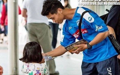 Công Phượng phát tờ rơi ở ga tàu Nhật Bản