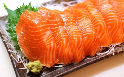 Có sự khác biệt giữa cá hồi tự nhiên và cá hồi nuôi?