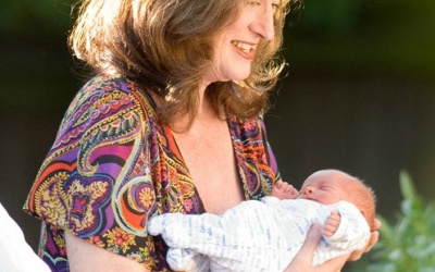 Sinh con khi ngoài 60: Kỳ diệu nhưng đầy bi ai