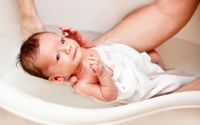 Nên tắm cho trẻ sơ sinh bằng sữa tắm hay bằng nước lá?