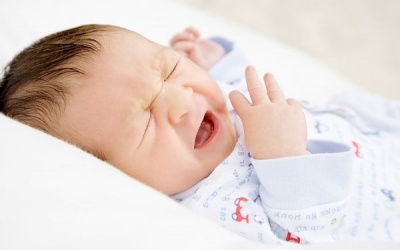 Trẻ bị ngạt mũi có nên tiêm phòng?