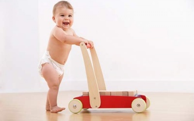 Trẻ gãy xương hàm vì xe tập đi