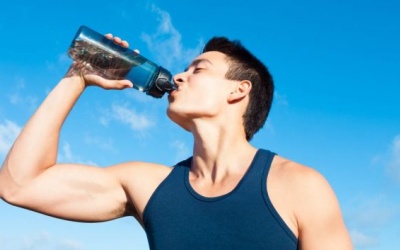 Nên uống bao nhiêu nước mỗi ngày để ngăn ngừa sỏi thận?