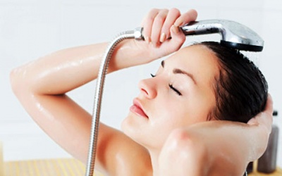 Sau sinh bao lâu thì nên tắm gội?