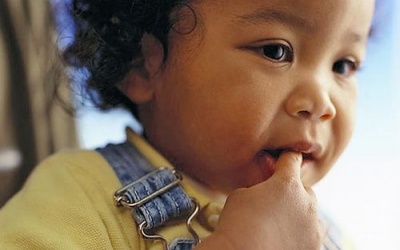 Trẻ bú tay, cắn móng tay ít bị dị ứng