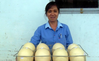 Trứng “khổng lồ” 1,5kg giá hơn trăm nghìn