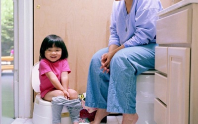 Kiên nhẫn và hiểu biết giúp con tập ngồi bô