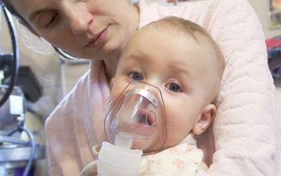 Con bị điếc vì cha mẹ tự làm 'y tá' xông mũi họng