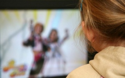 Trẻ dễ bị loãng xương nếu xem TV suốt ngày