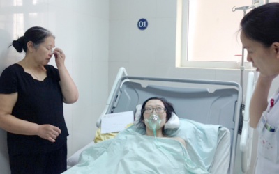 Mẹ ung thư mổ cứu con đang cố sống từng ngày