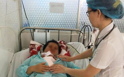Bé gái 900 gram tăng cân nhờ 'da kề da'