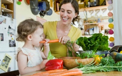 Trời nóng, mẹ cần chọn những thực phẩm này cho con