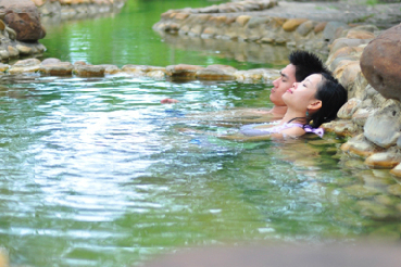 Vì sao viêm khớp dạng thấp nên ngâm nước khoáng nóng?