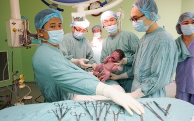 Bé gái mang thai hộ đầu tiên chào đời tại Huế