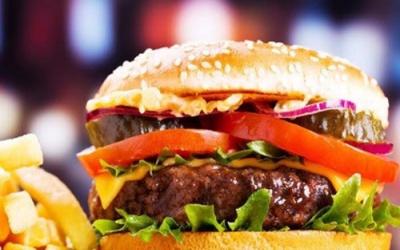 Cha ăn nhiều thức ăn nhanh, con gái dễ bị ung thư vú?