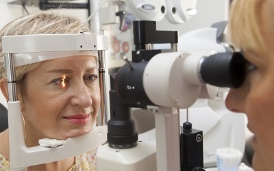 Những ai dễ mắc bệnh thoái hóa điểm vàng khi về già?