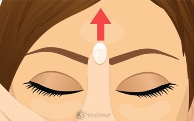Nhấn vào trán có gì hay mà nhiều người làm đến vậy?