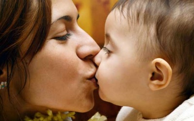 Hôn môi trẻ dễ khiến bé nhiễm bệnh chết người