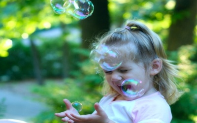 Trẻ cười cả ngày cũng là bệnh