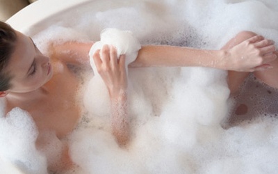 Video: Tắm nước nóng hay nước lạnh tốt cho sức khỏe hơn?