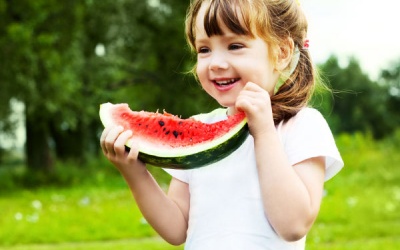 Bé mấy tuổi thì được ăn dưa hấu?