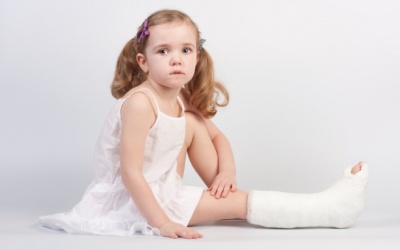 Trẻ bị gãy xương nên ăn uống, tập luyện thế nào để nhanh khỏi?