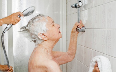 Xúc động những hình ảnh cuối cùng bên bà ngoại bị ung thư