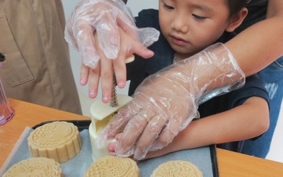 'Yes, I Can' cùng con làm bánh Trung thu