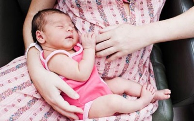 Mang thai có cho con bú được không?