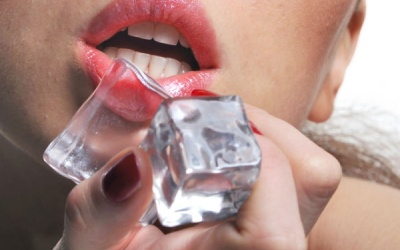 Thói quen nhai đá và những dấu hiệu sức khỏe bạn cần biết