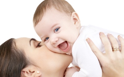 Mẹ cần lưu ý gì khi sử dụng dầu tràm để con không bị bỏng