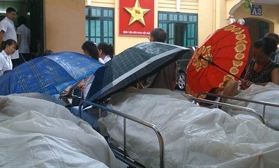 Sự thật bức ảnh bệnh nhân nằm cáng, đội mưa chờ mổ tại BV Việt Đức gây xôn xao