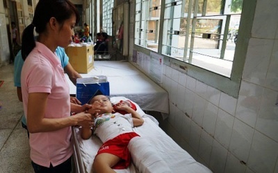 Không ai trông coi, bé gái 8 tuổi ngã từ lầu 4 vỡ hộp sọ
