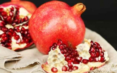 Mặt nạ vỏ lựu: Bí quyết giúp bạn trẻ ra 5 tuổi