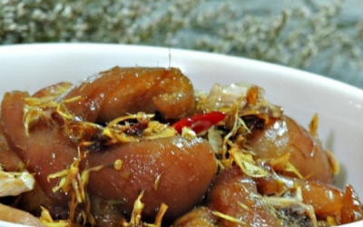 Cay thơm món móng giò kho sả ớt