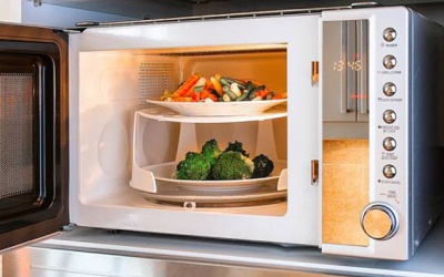 Những mối nguy hiểm rình rập từ lò vi sóng
