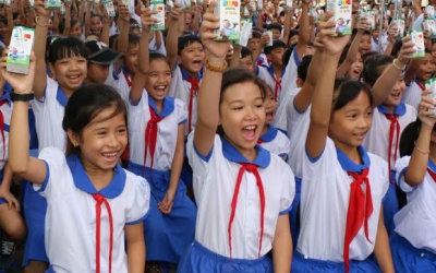 Niềm vui của hơn 1000 trẻ em nghèo An Giang được uống sữa miễn phí