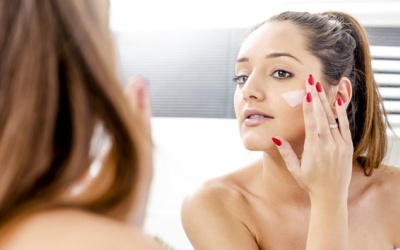 Vì sao dùng kem trị mụn mãi mà không khỏi?