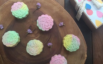 Bày cỗ trông trăng với bánh dẻo Hồng Kông - bánh Trung thu cầu vồng