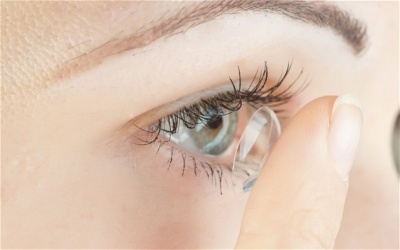 Kính áp tròng mới giúp điều trị các bệnh về mắt