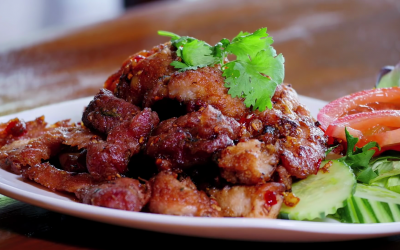 Đậm đà ngon cơm với thịt lợn chiên tỏi kiểu Thái