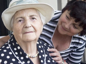 Làm thế nào để giảm cảm giác thất vọng khi chăm sóc bệnh nhân Alzheimer?