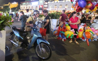 Dân phố cổ kêu khổ vì không gian đi bộ hồ Gươm