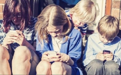 Làm thế nào để cô gái tuổi teen hết nghiền smartphone?