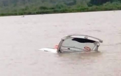 Lũ cuốn trôi taxi, tài xế đạp cửa bơi ra ngoài