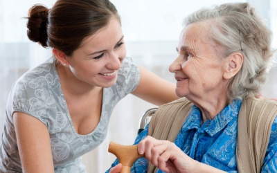 Cách nào để thoải mái tâm lý khi chăm sóc người  thân bị Alzheimer? 