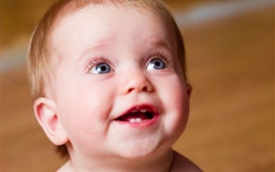 Trẻ bị sốt do mọc răng phải làm sao?