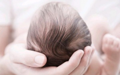 Mẹ đã biết hiện tượng rụng tóc và cách chăm sóc tóc đúng cách cho trẻ sơ sinh?